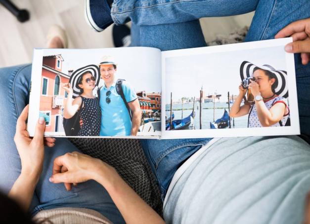 La création d'un album photo permet d'avoir à portée de main les photographies prises lors d'un voyage. L'idée est de regrouper les plus belles photos dans le livre pour retranscrire fidèlement les moments forts du séjour. Voici quelques conseils pour réussir un album photo à l'image du voyage effectué.