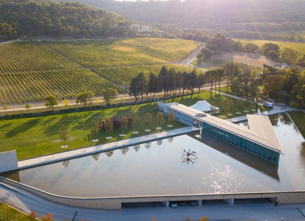 Entre figures majeures de la scène contemporaine et jeunes talents émergents, l'iconique hôtel d'Aix-en-Provence Château La Coste présente son nouveau programme d’expositions pour la saison. 
