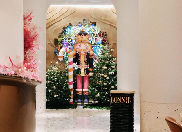 Cette année, SO/Paris a fait appel à l’artiste plasticienne Maud Vantours pour sa scénographie de Noël. Une installation féerique qui invite les clients à plonger dans l'esprit de Noël.