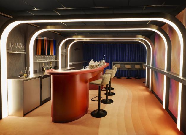 Inaugurée lors du concert du groupe new-yorkais The Strokes, la Pullman Box est la seule loge de l’Accor Arena équipée de son propre bar à cocktails et d’un bartender attitré. Les membres du programme ALL Accor peuvent désormais y accéder lors de certains événements, en échange de points de fidélité.