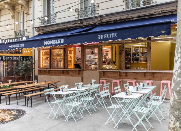 Qui dit printemps dit longs apéritifs en terrasse. Monbleu Père Lacheese vous invite à découvrir la terrasse de sa troisième adresse en plein cœur du 11e arrondissement de Paris.