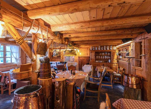Lovée au creux du massif du Mont-Blanc, cette station-village huppée de Haute-Savoie multiplie les ouvertures de restaurants, de boutiques et d’hôtels car depuis la pandémie, Megève cultive désormais le ski festif. Tour de piste. 