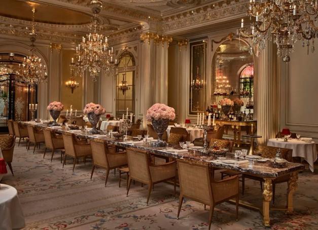 Le palace de l'avenue Montaigne tourne la page en rebaptisant sa table gastronomique La Grande Table du Plaza Athénée, sous la houlette du chef Jocelyn Herland.