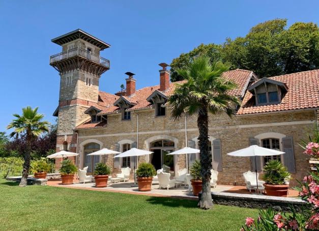 Installé dans un manoir du XIXᵉ siècle du Parc d’Hiver, le Beaumanoir cherche un repreneur. Le boutique hôtel 5 étoiles de huit clés est affiché autour de 14 millions d’euros.