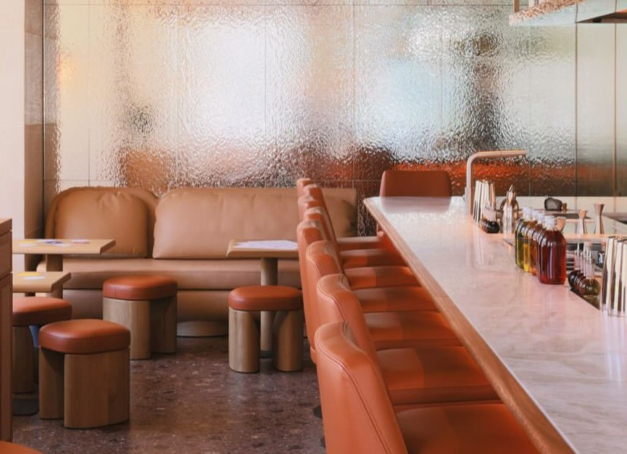 Utopic, le bar à cocktails signé Anne‑Sophie Pic, ouvre à la Fondation Cartier, avec une carte conçue avec Mike Kassabian et Maël Jego.