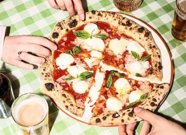 Dix ans après avoir enfourné sa première pizza boulevard de Belleville, Tripletta souffle ses bougies tout au long du mois de novembre. Au programme : ses dix recettes cultes à 10 euros pendant une semaine, une collection de merch' et une boîte d’allumettes collector. Andiamo !