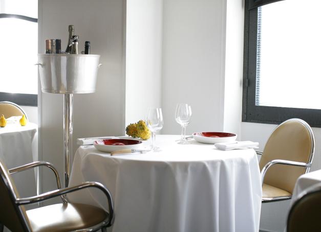 Dans ces classements, élaborés par un millier « d'experts internationaux », c'est le Restaurant Central du chef péruvien Virgilio Martinez qui occupe la première place. Cette année, Bruno Verjus fait une entrée fracassante en 10e position.