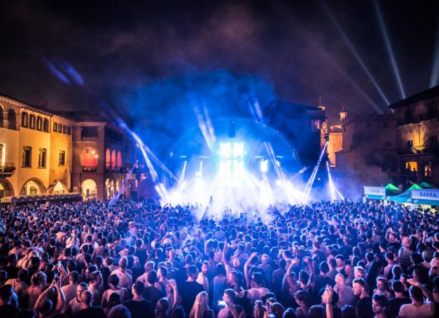 Le mythique festival de musiques électroniques Sónar aura lieu à Barcelone du 16 au 18 juin prochain. Comme l’an passé, on fait le point sur les évènements les plus marquants de la « off week » qui l’accompagne.