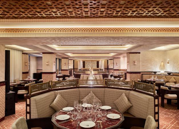 A Marrakech, Le Barrière Le Naoura accueille désormais Beefbar, enseigne née à Monaco et présente dans plus de 40 destinations à travers le monde. Viandes d'exception, grill et street food raffinée composent la carte de cette nouvelle table.