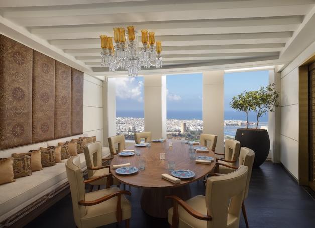 Au sommet de la Tour Mohammed VI, le Waldorf Astoria Rabat Salé inaugure Aldabaran, première adresse d’Alain Ducasse au Maroc. Une table méditerranéenne ouverte du petit-déjeuner au dîner, face à l’Atlantique.