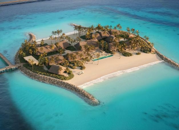 C'était l'un des grands absents de l'archipel. Aman a dévoilé le nom de sa première adresse maldivienne : Amanolu, attendue en 2028 au cœur de l'atoll de Vaavu. Au programme, un resort confidentiel de 52 clés, 16 résidences disposant chacune de leur propre île, et un îlot entièrement consacré au bien-être.