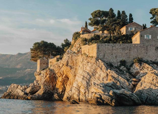 Cet été, Aman fait son retour au Monténégro avec la réouverture d’Aman Sveti Stefan et sa Villa Miločer. Entre patrimoine, nature, bien-être et services de luxe : l’adresse retrouve toute sa splendeur. 