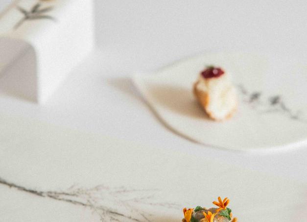 À Ville-d'Avray, Rémi Chambard, 2 étoiles Michelin, signe au Corot une carte imprégnée de l’Île-de-France à travers laquelle chaque intitulé met en lumière une commune et ses producteurs.
