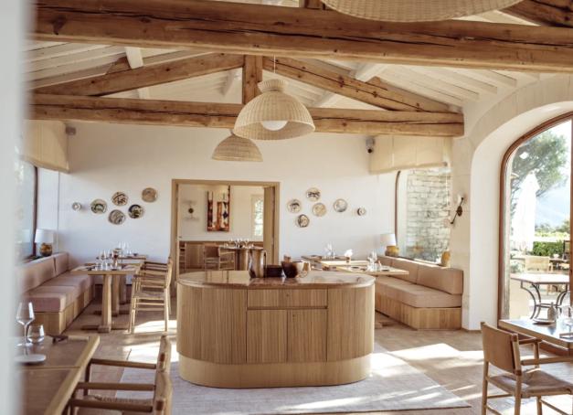 Cet automne, La Bastide de Capelongue à Bonnieux et La Bastide by Andrea Calstier à North Salem, dans l'État de New York, orchestrent un échange gastronomique inédit de deux mois, entre crevettes de Montauk et crabe bleu de Méditerranée.