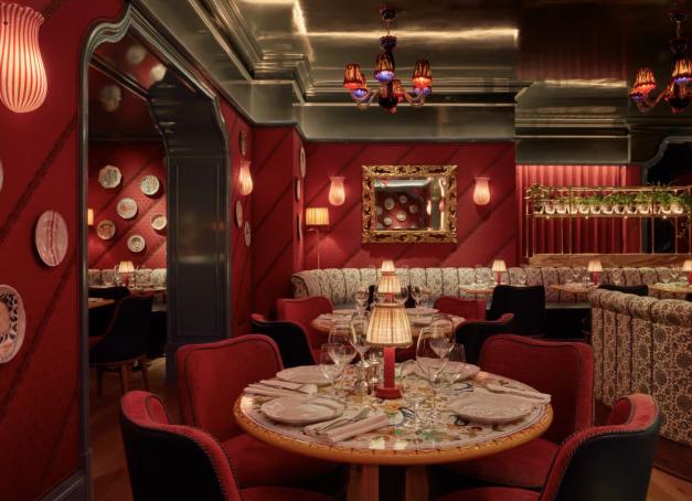 Récemment intronisé au sein de la Finest Collection de Small Luxury Hotels of the World, en tant que premier hôtel londonien à rejoindre cette sélection de propriétés indépendantes d'exception, Broadwick Soho réinvente l'hôtellerie de luxe avec une adresse aussi théâtrale qu'effervescente.

