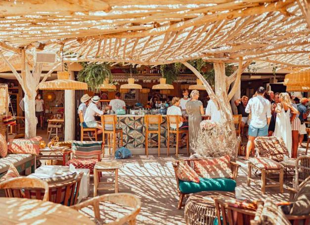 Sur la Place des Lices du célèbre village de la Côte d’Azur, les chefs, les producteurs et les gourmands se retrouvent du 6 au 8 mai pour un festival autour de la gastronomie. 
