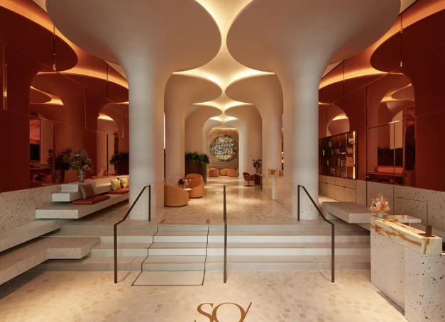 L’hôtel SO/ Paris passe en mode Noël avec un décor Casse-Noisette signé Studio Maud Vantours et Maison Ciero, et dévoile au Lobby un bar à champagne chic et accueillant pour une pause festive en plein cœur de la capitale.