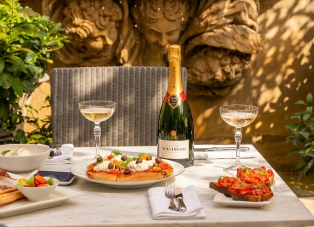 Au cœur du 1er arrondissement, l'Hôtel Castille transforme sa terrasse privée en havre de douceur transalpine. Jusqu'à la fin de l'été, La Terrazza invite à savourer une gastronomie italienne soignée, des cocktails de haute volée et des soirées rythmées par le piano.