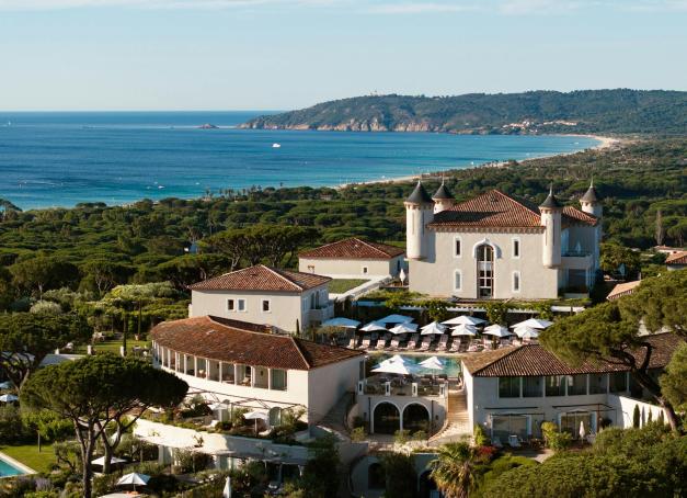 Après Hawaii, la Sicile et la Thaïlande The White Lotus s’apprête à changer de latitude. Pour sa très attendue saison 4, la série culte de HBO installe son intrigue sur la Côte d’Azur, et plus précisément dans l’un des lieux les plus emblématiques palaces de Saint-Tropez : le Château de La Messardière.