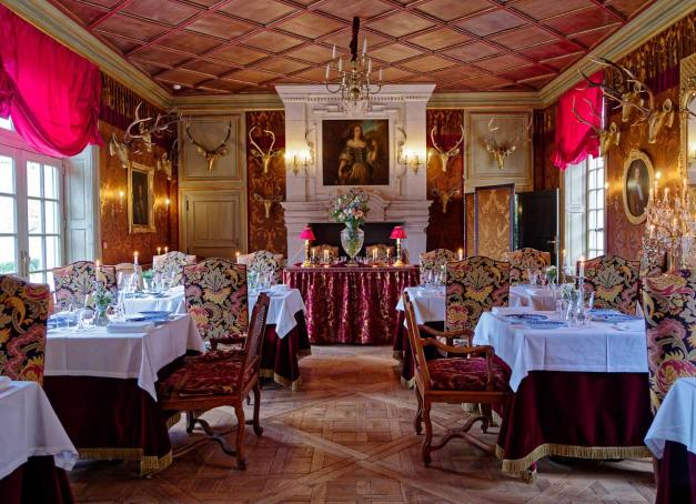 À l’occasion du Réveillon de Noël, du jour de Noël et de la Saint-Sylvestre, le nouvel hôtel de luxe Château Louise de la Vallière revêt ses habits de fête et convie les fins gourmets à des dîners Grand Siècle d’exception.