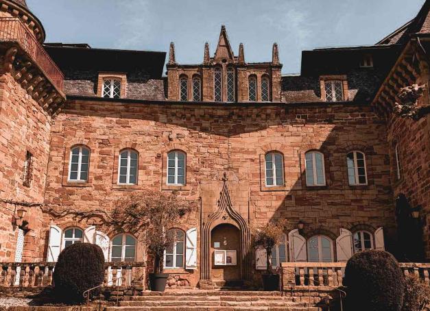 Pour Halloween, le château de Castel Novel en Corrèze propose un week-end thématique dans son cadre historique. L’occasion de découvrir ce domaine chargé d’histoire sous un angle plus mystérieux, entre patrimoine et atmosphère intrigante.