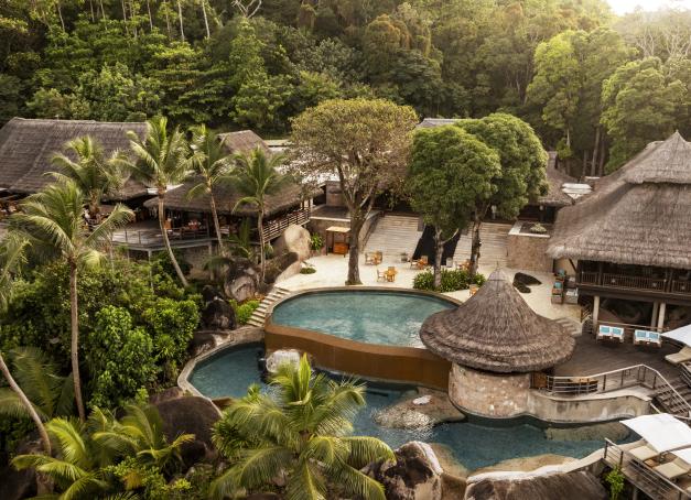 Cette année, le Guide Michelin distingue deux établissements de la marque hôtelière mauricienne Constance Hotels & Resorts, saluant l’excellence de leurs prestations et la qualité de leur service. Le Constance Lemuria, situé aux Seychelles, décroche deux Clefs Michelin, tandis que le Constance Prince Maurice, à l’île Maurice, se voit attribuer une Clef Michelin.