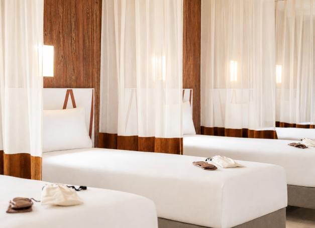 Dans le cadre du partenariat ALL Accor x Roland-Garros, MGallery Collection a repensé deux espaces réservés aux joueurs et joueuses du Court Philippe-Chatrier. Résultat : une Quiet Room et une Beauty Room transformées en véritables sanctuaires, à mi-chemin entre la chambre d'hôtel haut de gamme et le vestiaire de performance. Un tournant dans la façon dont le Grand Chelem parisien pense le bien-être de ses athlètes.
