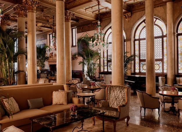 Après rénovation, le Danieli, Venezia a rouvert le 30 juillet 2026 sous l’enseigne Four Seasons, sur la Riva degli Schiavoni près de la place Saint-Marc, avec des vues privilégiées sur la lagune et San Giorgio Maggiore.