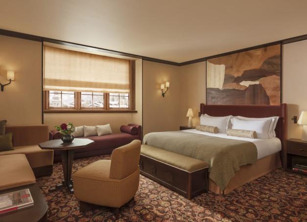 Maisons Pariente ouvre Le Saint Roch à Courchevel 1850 le 18 décembre. Adresse historique sur la piste de Bellecôte, l’hôtel devient la cinquième maison du groupe avec un design signé Virginie Friedmann & Delphine Versace.