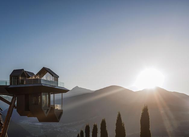 Dans les Alpes du Sud-Tyrol, la région la plus au nord de l’Italie où l’on parle volontiers l’allemand, l’Alpin Panorama Hotel Hubertus inaugure un spa en lévitation parmi les sommets. Une vraie leçon d’architecture.
