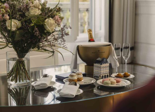 Situé entre le Palais Royal et le Louvre, l’Hôtel du Louvre inaugure une suite d'expériences inédites inspirées par la série la plus célèbre du moment, Emily in Paris, pour rejouer les scènes iconiques de la vie parisienne de l’héroïne. 