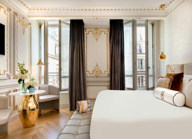 Du cœur de Paris aux hauteurs de Santorin, en passant par la Transylvanie, l’Irlande ou l’Italie, Small Luxury Hotels of the World accueille de nouvelles adresses européennes où patrimoine, design et immersion locale redéfinissent l’expérience du séjour haut de gamme. 