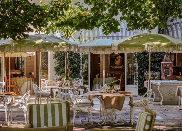 L’Orangerie des Prés d’Eugénie lance BarbaGoa le 22 août 2026 : dîner barbecue à ciel ouvert avec Champagne, chariot de desserts et DJ set. 175 € par personne, places limitées, réservation indispensable.