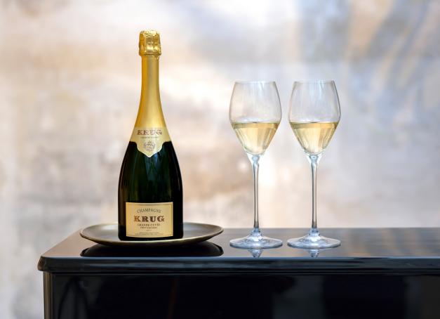 Si la maison Krug explore depuis quelques temps déjà l'analogie entre composition d'un grand cru et composition musicale, elle va encore plus loin cette saison au travers de deux expériences sensorielles immersives : au sein de son Studio et à la maison. Découverte. 