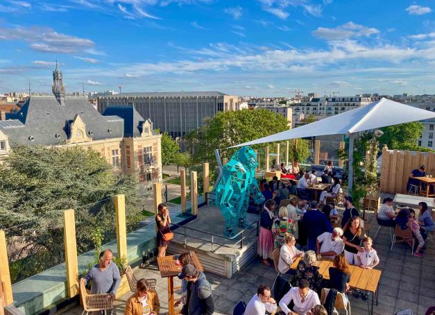 Il n’y a pas qu’à Paris que les rooftops ouvrent les uns après les autres. À Montrouge, la tour du Beffroi de la mairie accueille depuis le 1er juin un rooftop par La Canopée où profiter de soirées branchées et de cocktails créatifs jusqu'à fin septembre.