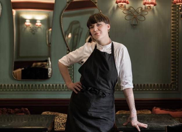Comme dans un film de Sofia Coppola, l'association entre la pop et la tradition fonctionne encore ici à merveille. « Les soirées royales de Louise Bourrat chez Ladurée » sont la bonne idée de la saison à Paris. Que l'on habite la capitale ou qu'on vienne la visiter, carton food assuré dans le cadre vénérable de la rue Royale. 
