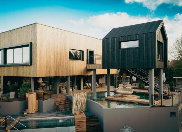 Au Domaine du Roi Arthur, Silvaë Nature Spa, le plus vaste de Bretagne (3 000 m²), intègre un restaurant à son parcours bien-être pour une expérience continue où détente, nature et cuisine locavore se répondent, menée par le chef Jean-Alexandre Ouaratta.