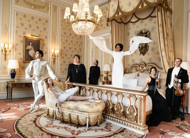 Du 13 au 15 juin 2026, le Ritz Paris inaugure Les Nuits Étoilées, un nouveau festival mêlant opéra, danse et musique classique dans le Grand Jardin de l’hôtel. Pensé comme une expérience immersive et intimiste, l’événement réunira des artistes prestigieux de l’Opéra national de Paris et du monde lyrique, dans un décor inspiré des jardins à la française. 
