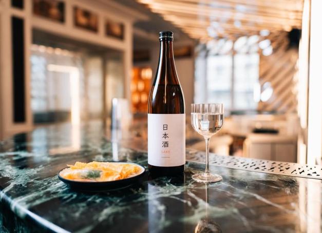 En février 2026, Les Semaines du Saké signent leur cinquième édition avec une ambition affirmée : mettre en lumière ce qui relie naturellement le saké à la gastronomie française. Le fil conducteur de cette nouvelle édition tient en un mot : umami. Cette saveur profonde et enveloppante est aujourd’hui reconnue comme la cinquième saveur fondamentale.