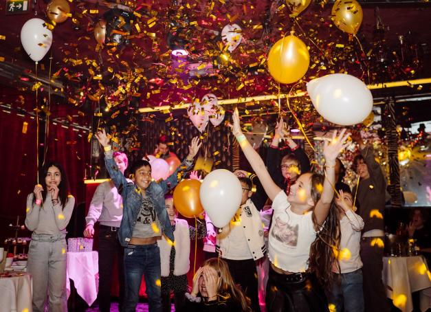 Au Matignon, à Paris, les enfants prennent le pouvoir le temps d’une après-midi, tous les deux mois, avec la M Party. Une boum réservée aux moins de 18 ans, organisée dans l’un des clubs les plus emblématiques des nuits parisiennes.