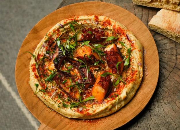 Kalios s’invite à la Terrasse du 1er de l’hôtel Brach et offre à Paris une parenthèse grecque tout l’été. Entre décor inspiré des Cyclades, assiettes méditerranéennes et cocktails ensoleillés, l’adresse fait voyager sans quitter le 16e.