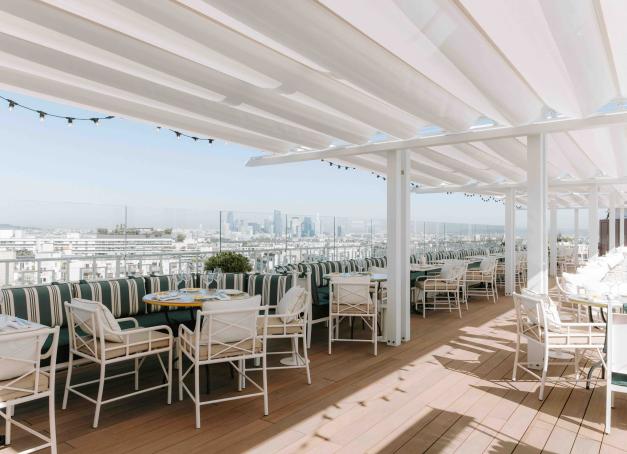 Perché dans le 16e, Bigoudi dévoile un rooftop avec vues sur la Tour Eiffel et La Défense, cuisine de brasserie aux accents méditerranéens et belle carte de vins, champagnes et cocktails.