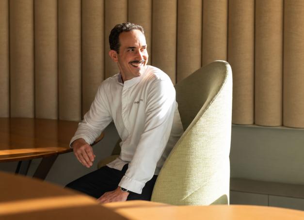 Après cinq années chez Lucas Carton, le chef rejoint LJ Hôtels & Co. Une arrivée qui prépare notamment la transformation du Château de Lignan en adresse hôtelière cinq étoiles, attendue pour la seconde moitié de 2027. 