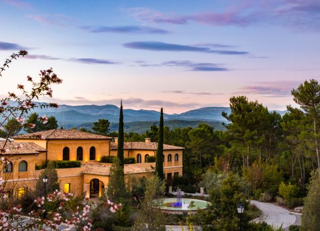 Niché dans l'arrière-pays varois, Terre Blanche Hôtel Spa Golf Resort a remporté le titre de « France's Best Resort Spa 2026 » lors de la 12e édition des World Spa Awards. 