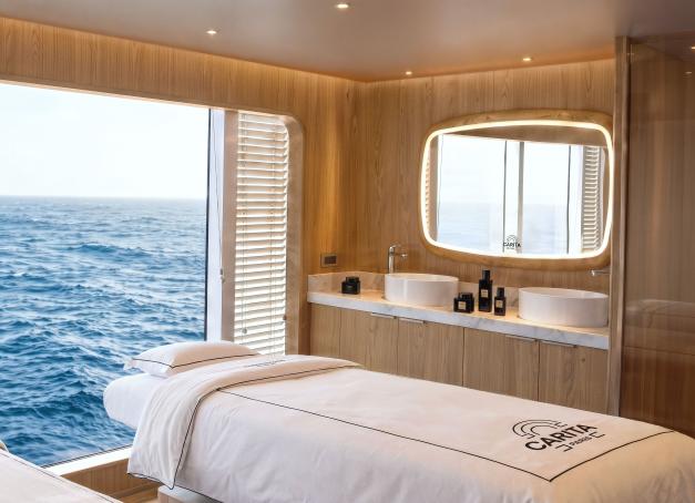 La maison Carita, adresse phare de la beauté parisienne, installe ses tables de soin sur les navires de Ponant Explorations. Deux noms français du voyage et du soin haut de gamme s'unissent pour qu'une escale au milieu des glaces puisse se prolonger par un massage signé.