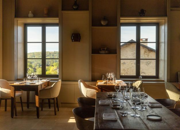 Le chef Michaël Gamet ouvre l’Auberge de Marigna à Marigna-sur-Valouse : cinq chambres, un gîte, une table gastronomique et une épicerie-comptoir ancrée dans le terroir jurassien.