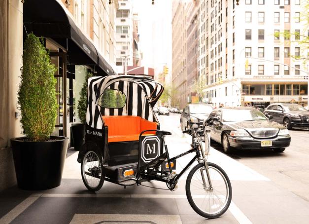 L'hôtel The Mark, un symbole de l'Upper East Side et du luxe discret, s'est associé à Mercedes-Benz pour offrir une expérience de découverte de la ville de New York avec les tout nouveaux vélos Formula E Team en utilisant une technologie de pointe.