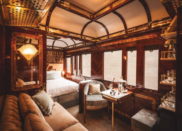 En 2022, la maison de champagne Veuve Clicquot fête ses 250 ans. L’occasion de s’allier avec Venice Simplon-Orient Express et de célébrer cet anniversaire à bord de ce train légendaire, au départ de Reims et jusqu’à Venise.