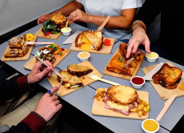 En parallèle de l’exposition Food-express – Photographies d’une cuisine en mouvement, présentée à Ground Control depuis cet été et qui explore la gastronomie des wagons-bars, l'expérience se savoure aussi dans l'assiette avec 9 recettes de croque-monsieur concocté par les 9 restaurants parisiens. 
