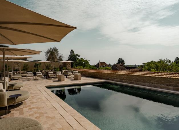 Nouvelle adresse à Meursault: Maison Le Chevreuil ouvrira le 4 septembre 2026 après deux ans de restauration, 10 chambres inspirées par la vinification et TERRE, cuisine au feu.